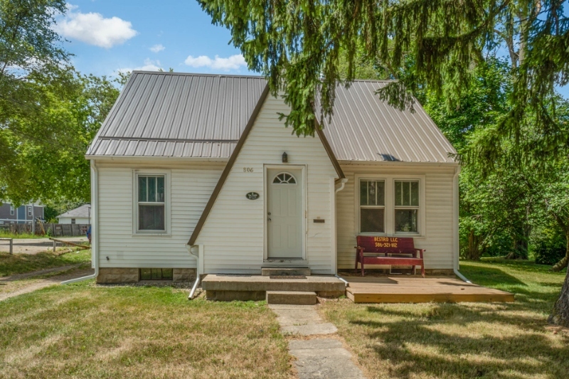 806 Douglas St in Mt. Pleasant, MI - Building Photo