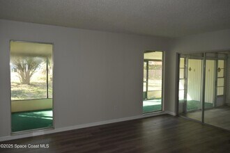 2696 Yalta St NE in Palm Bay, FL - Foto de edificio - Building Photo