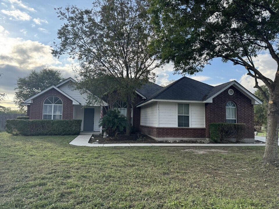 521 Woodlake Dr in McQueeney, TX - Building Photo
