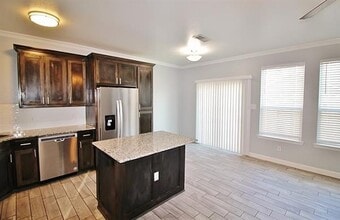 517 Kingscote Ct in Arlington, TX - Building Photo - Building Photo