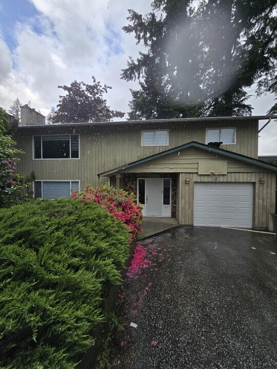 34521 Laburnum Ave in Abbotsford, BC - Building Photo