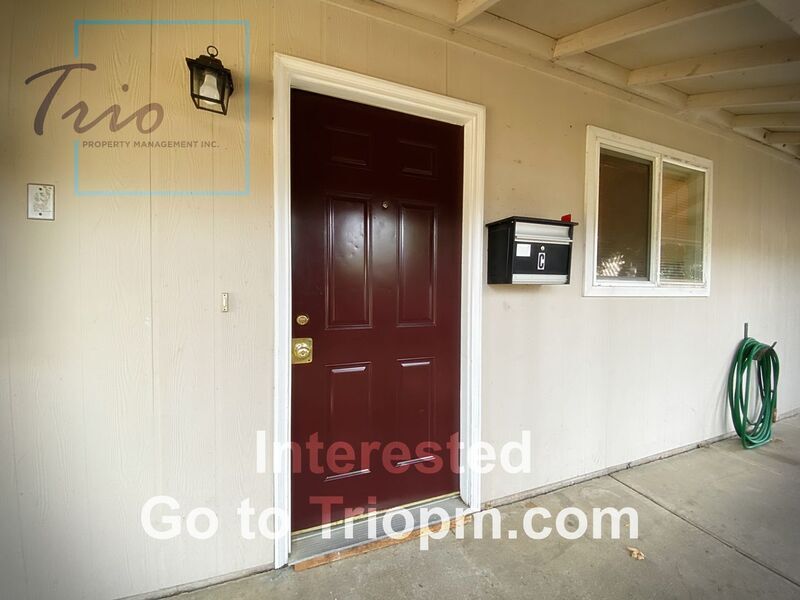 128 E St in Springfield, OR - Building Photo