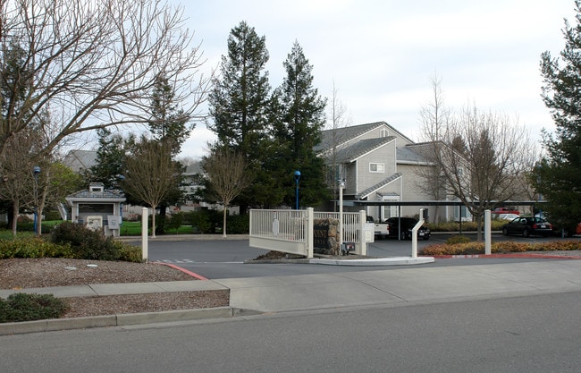 Stony Point Apartments in Santa Rosa, CA - Foto de edificio - Building Photo