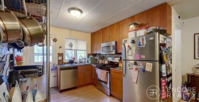 110 Thurston St, Unit 4 in Somerville, MA - Foto de edificio - Building Photo