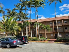 120 Sparrow Dr in Royal Palm Beach, FL - Foto de edificio - Building Photo