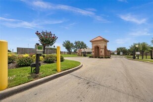 6833 San Antonio Dr in Fort Worth, TX - Building Photo