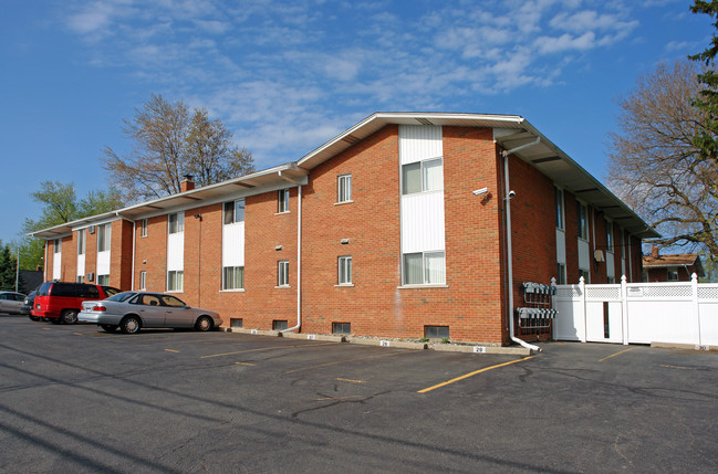 Patrician Apartments in Waterford, MI - Foto de edificio - Building Photo