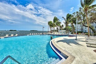 680 NE 64th St in Miami, FL - Building Photo