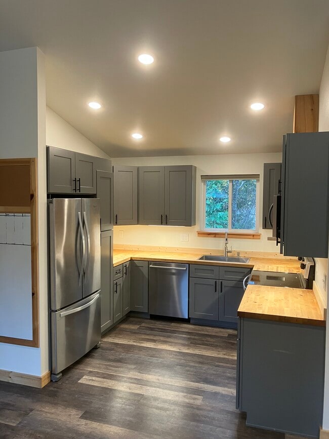 3764 Biz Point Rd in Anacortes, WA - Building Photo - Building Photo