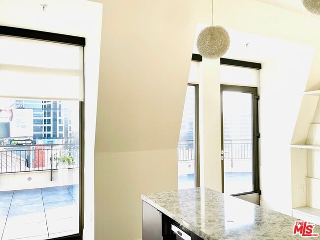 1122 Gayley Ave in Los Angeles, CA - Foto de edificio - Building Photo