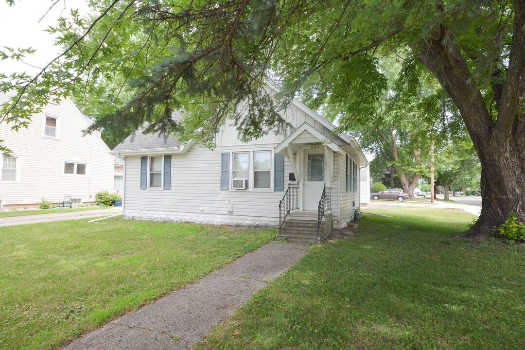 800 12th Ave NW in Austin, MN - Building Photo