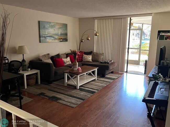3760 Inverrary Dr in Lauderhill, FL - Building Photo - Building Photo