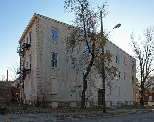 2326 Burnet Ave in Cincinnati, OH - Foto de edificio - Building Photo