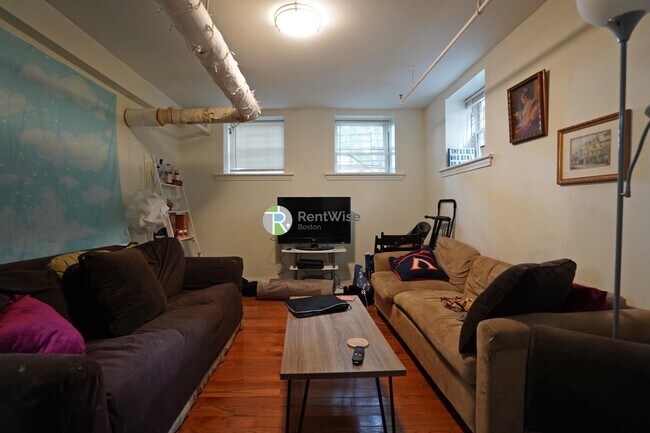 6 Camelot Ct