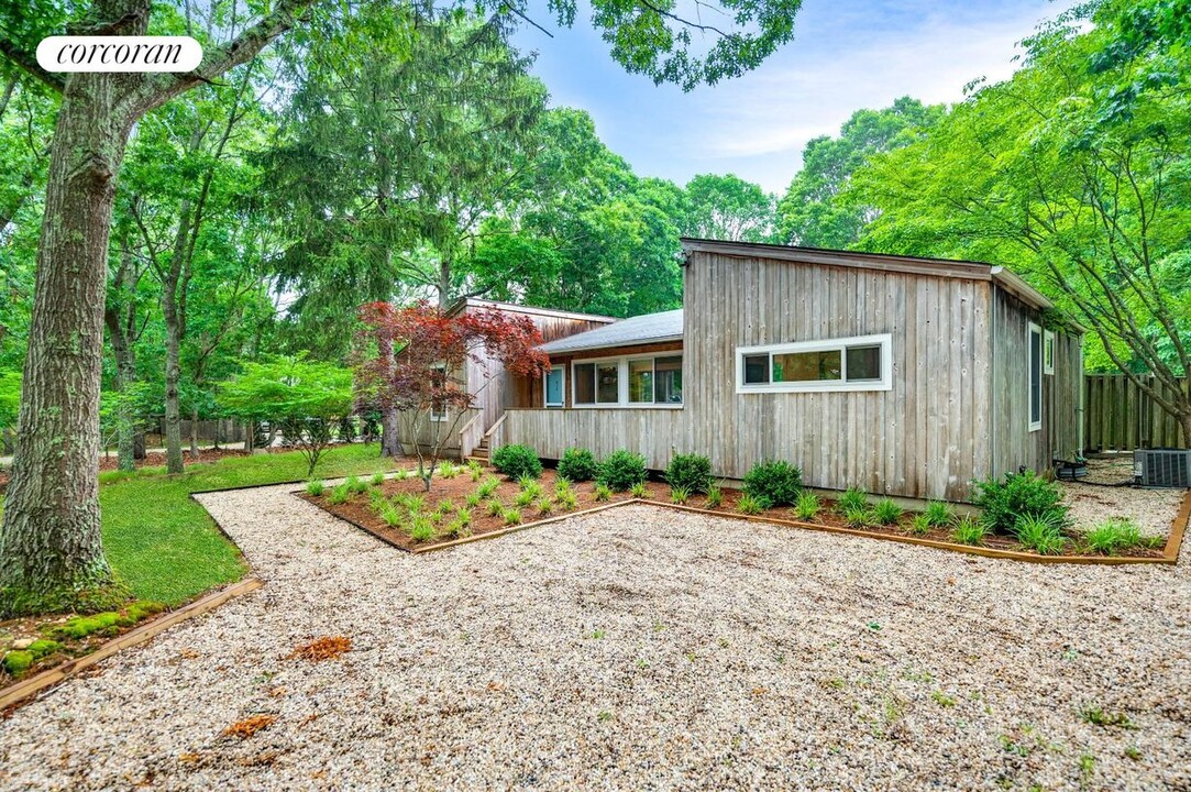 17 Rosemarie's Ln in East Hampton, NY - Building Photo