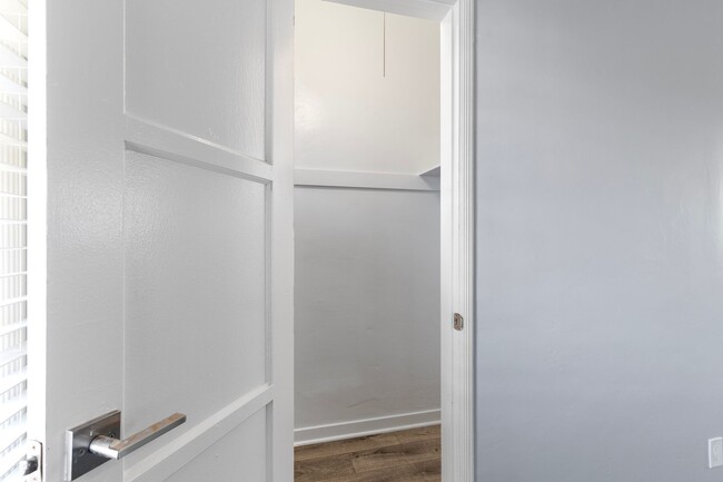 2010 Pine Ave, Unit 03 in Long Beach, CA - Foto de edificio - Building Photo