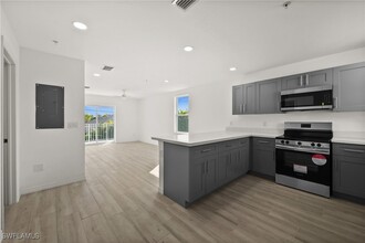 3815 Chiquita Blvd S in Cape Coral, FL - Foto de edificio - Building Photo