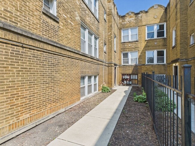 4338 W Kamerling Ave in Chicago, IL - Building Photo - Building Photo
