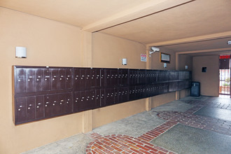 Emerald Pointe Apartment in Van Nuys, CA - Building Photo - Interior Photo