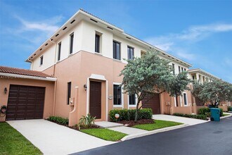 2412 Venetian Way in Boynton Beach, FL - Building Photo - Building Photo