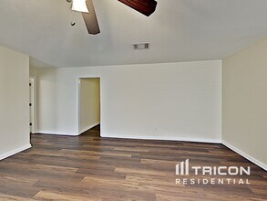 323 Sarna Dr in La Vergne, TN - Building Photo - Building Photo