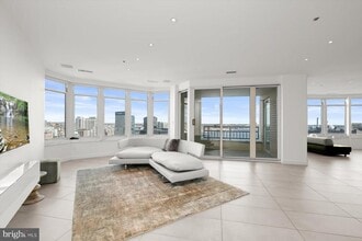 100 Harborview Dr in Baltimore, MD - Building Photo - Building Photo