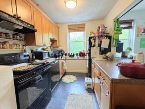 1409 Commonwealth Ave, Unit 403 in Boston, MA - Foto de edificio - Building Photo