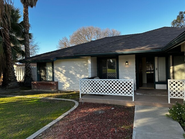 13504 Warrenton Ave in Bakersfield, CA - Building Photo - Building Photo
