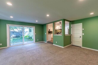 725 Pine Ridge Ave in Mount Shasta, CA - Foto de edificio - Building Photo