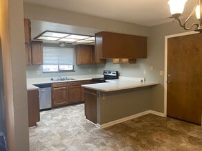 881 Oakmont Dr in Redding, CA - Building Photo - Building Photo