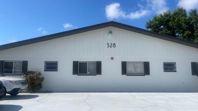 528 SE 7th St in Cape Coral, FL - Foto de edificio