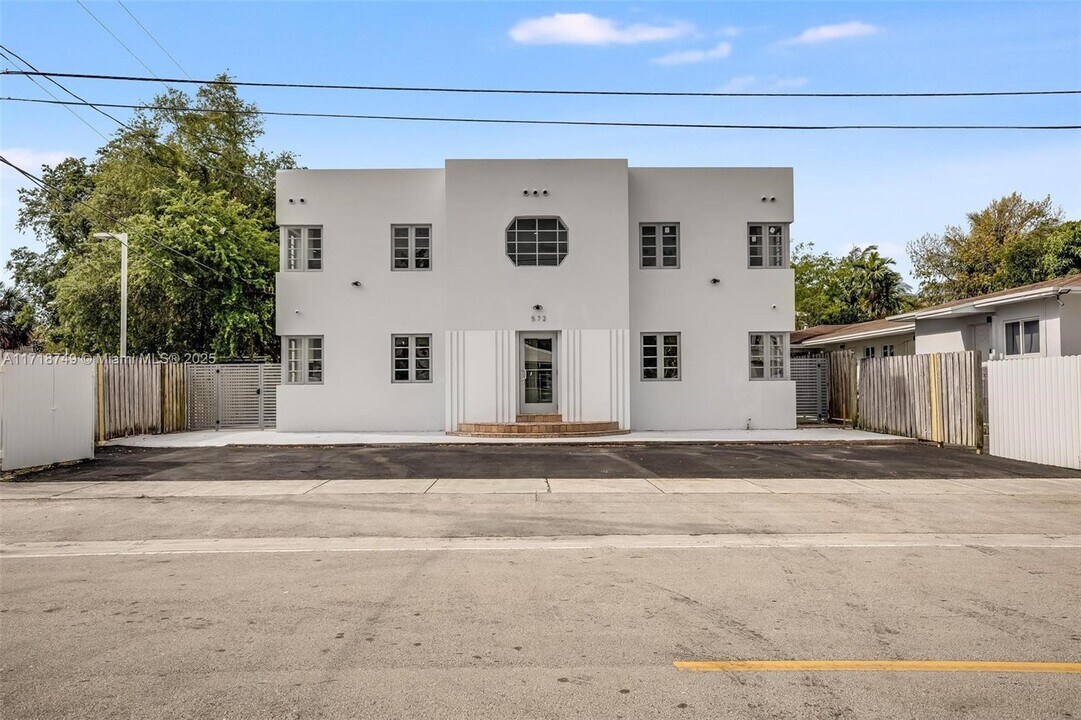 572 NE 67th St in Miami, FL - Building Photo