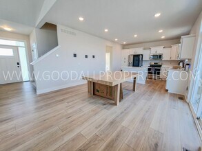 305 NW Horan Ct in Waukee, IA - Foto de edificio - Building Photo