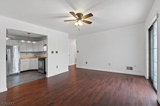 12 Kingston Run in North Brunswick, NJ - Building Photo - Building Photo