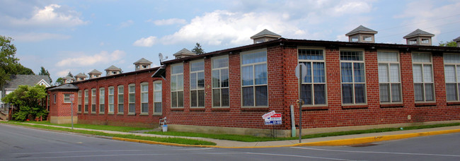107 Walnut & 2nd St in Mifflinburg, PA - Foto de edificio - Building Photo