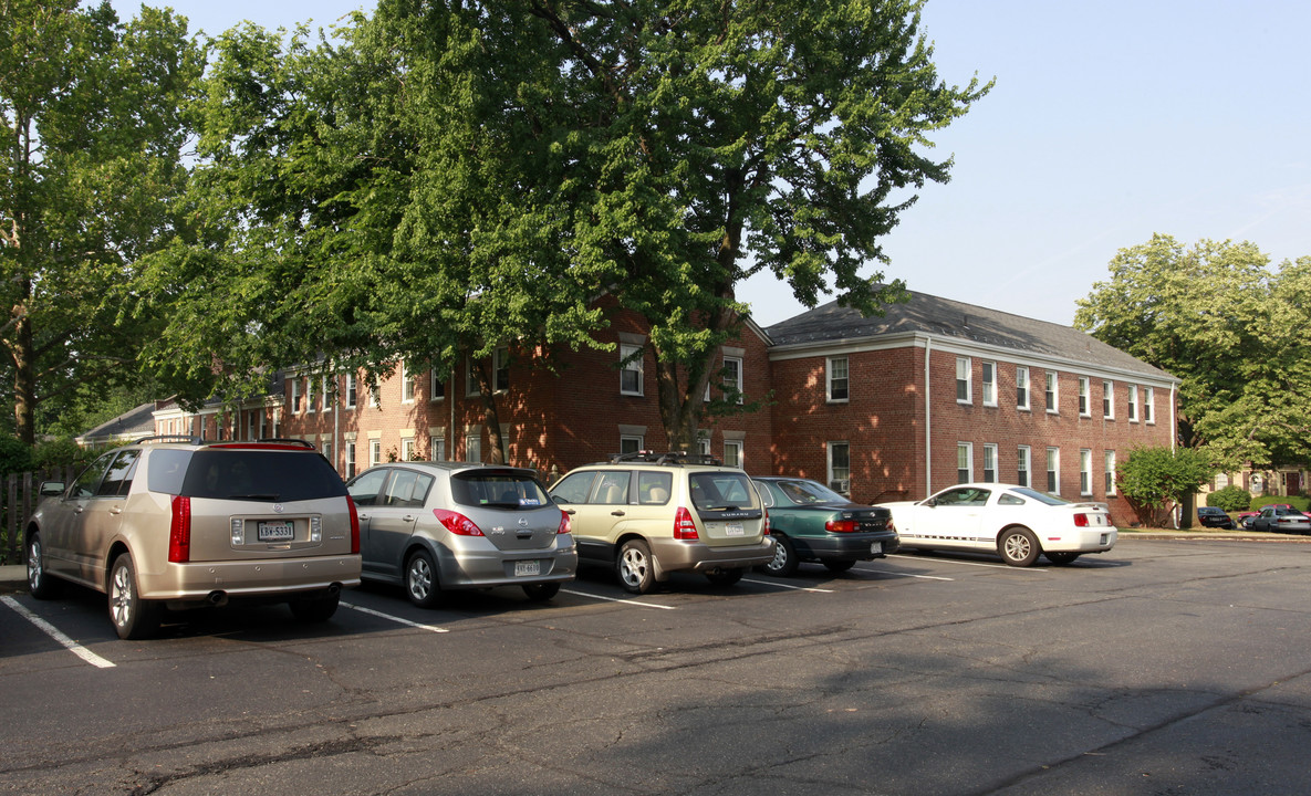 Glenayr Apartments in Arlington, VA - Building Photo