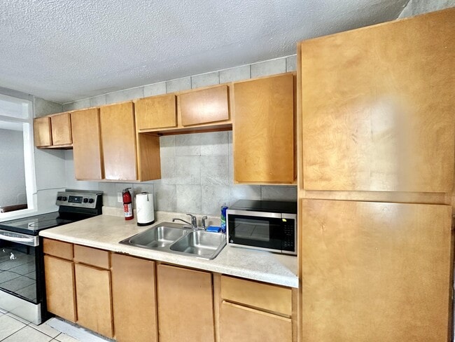 709 E 129th Ave in Tampa, FL - Foto de edificio - Building Photo
