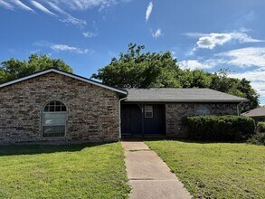 5901 Stardust Dr S in Watauga, TX - Foto de edificio - Building Photo