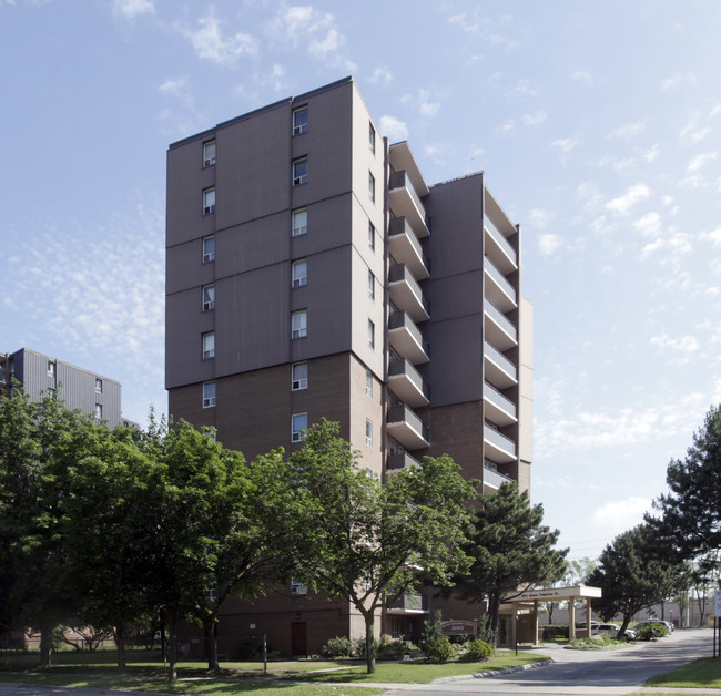 3065 Queen Frederica Dr in Mississauga, ON - Building Photo - Primary Photo