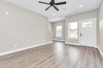 5262 Ella Blvd-Unit -703A in Houston, TX - Building Photo - Building Photo