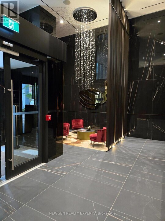 11-4811 Yorkville Ave in Toronto, ON - Building Photo
