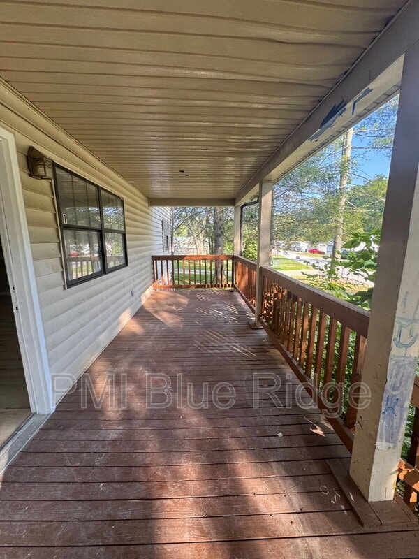 2020 Somerset Dr in Hendersonville, NC - Building Photo - Building Photo