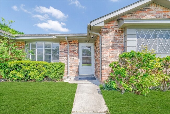 10830 Sela Ln in Houston, TX - Building Photo - Building Photo