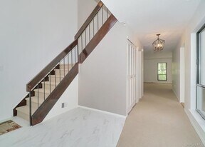 277 Vista Dr in Jericho, NY - Building Photo