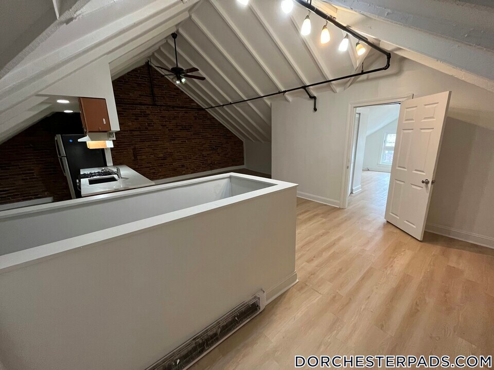 402 Neponset Ave in Boston, MA - Building Photo