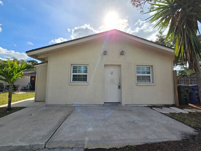 2147 Dodge Ave in Sarasota, FL - Building Photo - Building Photo