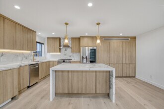 986 Granville Ave in Los Angeles, CA - Building Photo - Building Photo