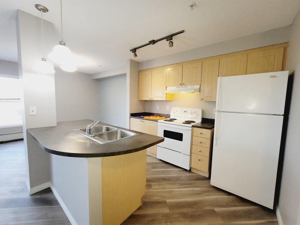 622 McAllister Loop SW in Edmonton, AB - Building Photo