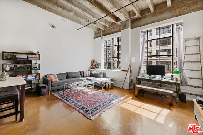 property at 312 W 5th St