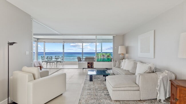 2979 Kalakaua Ave in Honolulu, HI - Building Photo - Building Photo